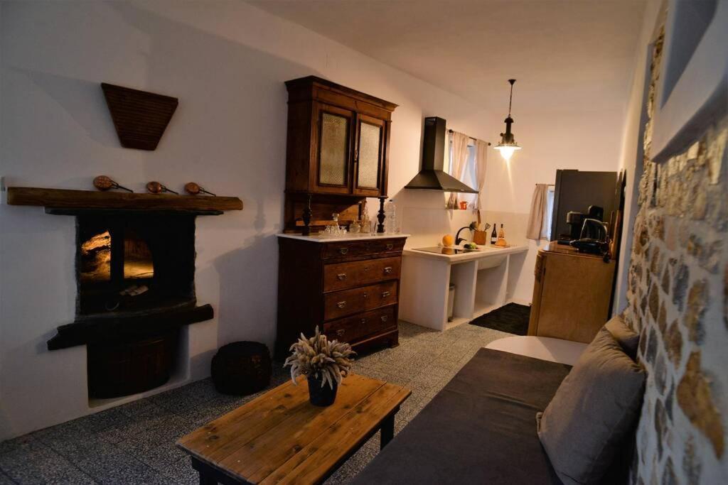 George Farmhouse Chrousa Экстерьер фото